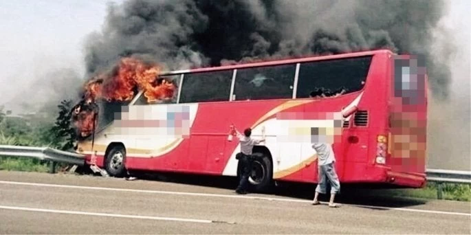 Θρίλερ με τουριστικό λεωφορείο Σέρβων που πήρε φωτιά